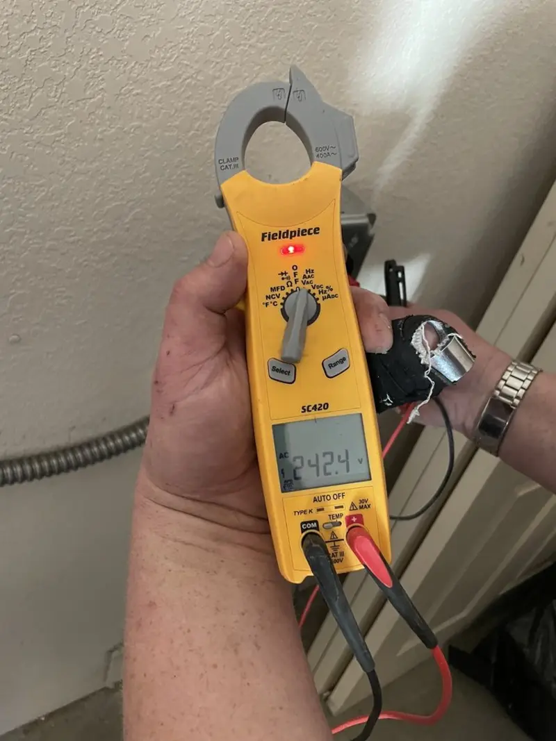 Voltage testing with clamp meter during Outlet Installation in Berlin